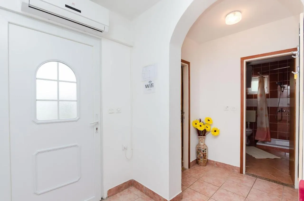 Apartments Albina Lopar